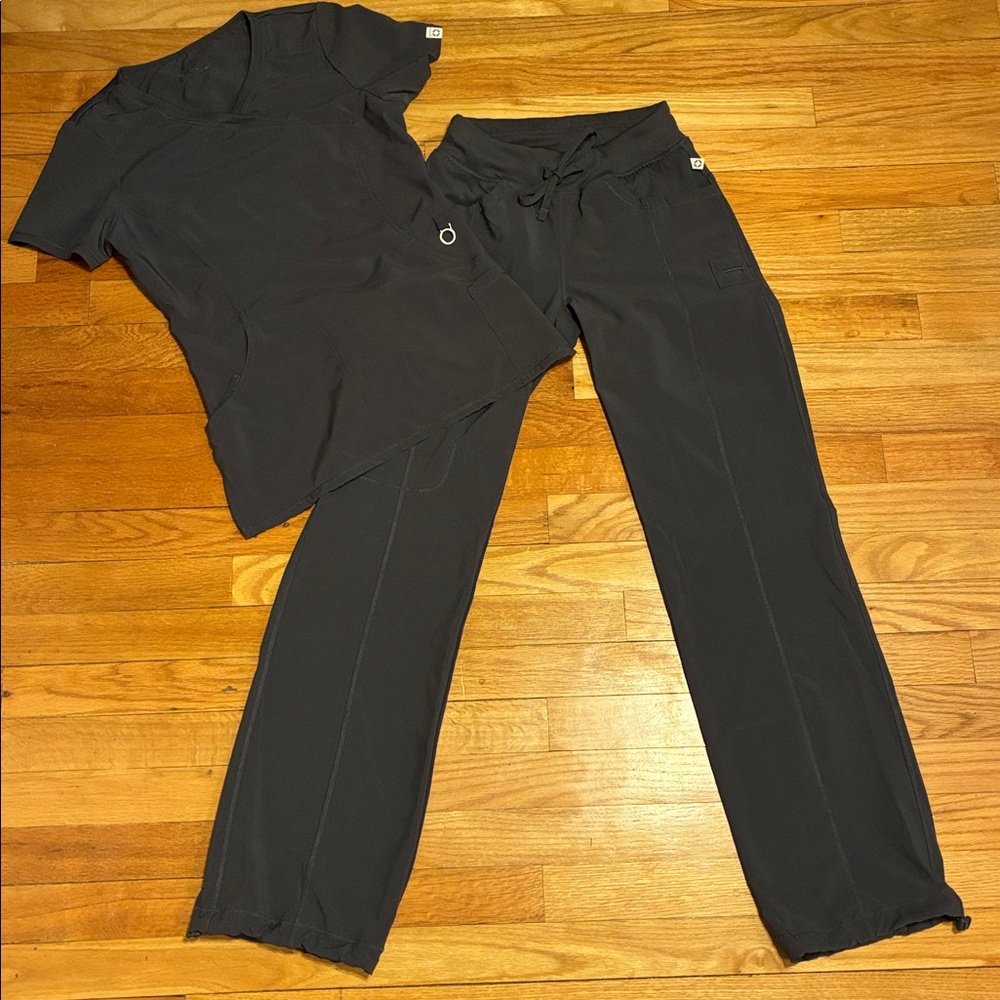 Cherokee infinity scrub set